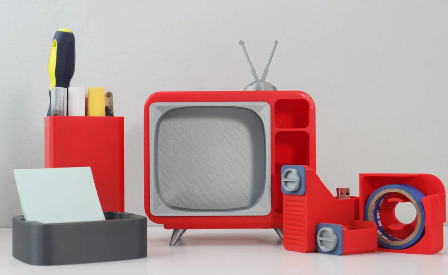 3D printed office organizer set featuring a retro-TV-shaped holder.