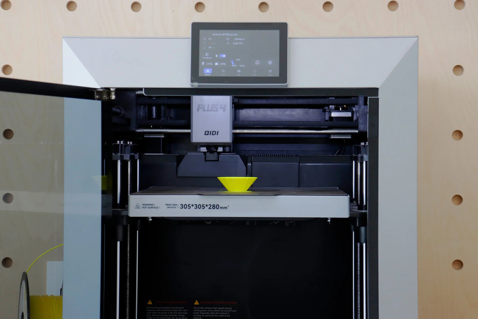 完全に金属製のホットエンドを備えた 3D プリンター。ABS、ASA、ポリカーボネートなどの高度なフィラメントの印刷に適しています。