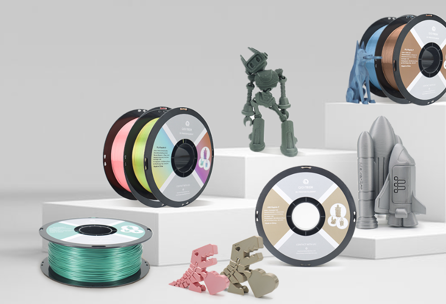 異なる色のPLAフィラメント6ロールと3Dプリントモデル