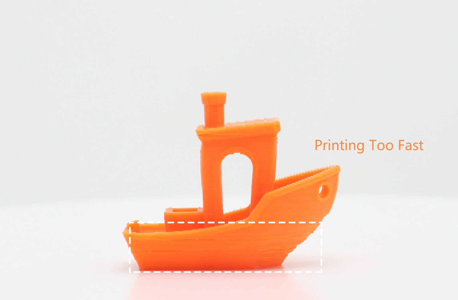 キャリブレーションベンチには、アーティファクトと反りがあり、印刷速度が速すぎる問題と速度設定を下げる必要があることを示す注釈が付いています。