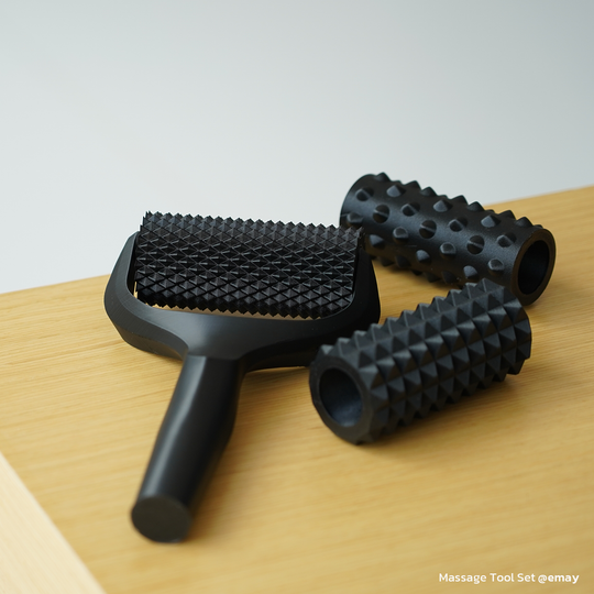 16001600-size：木製の表面に置かれた、3種類の異なる質感の3Dプリント製マッサージローラー