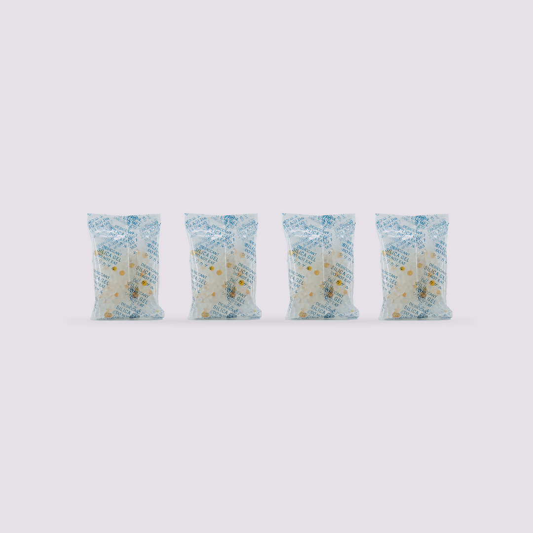 QIDI BOX用の4袋のシリカゲル乾燥剤（小さな白と黄色のビーズを示す）。