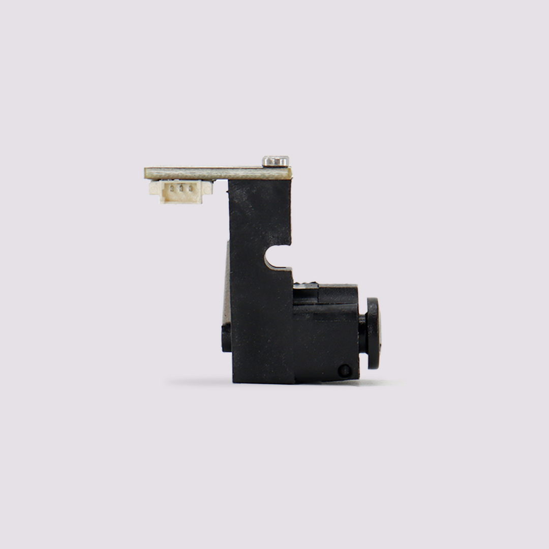 白色コネクタと銀色ネジ付きのQIDI Tech Q2フィラメントランアウトセンサー。